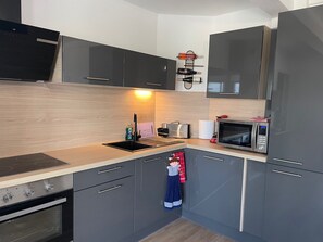 Fridge, microwave, oven, stovetop - 2-Bedroom Apartment in Argelès-sur-Mer with Parking and Air Conditioning (Argelès-sur-Mer)