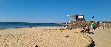 بالقرب من الشاطئ