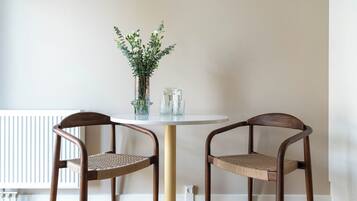 Large Studio, Kitchen | Premium bedding, in-room safe, individually decorated