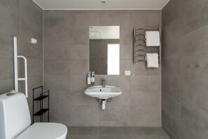 XL Studio, Kitchen, Balcony, Accessible | Bathroom