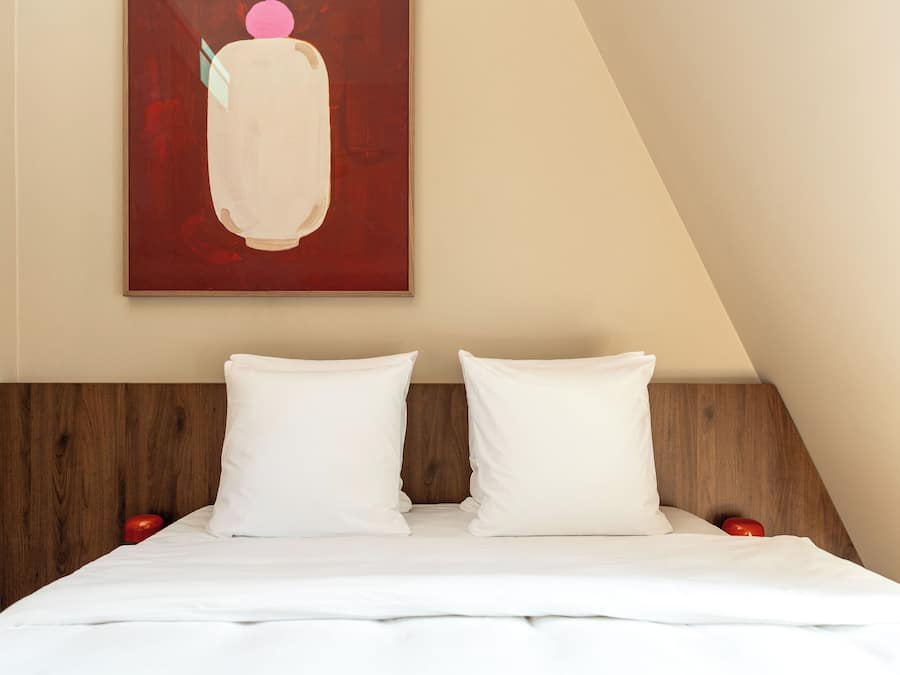 Ropa de cama de alta calidad y caja de seguridad en la habitaciĂłn