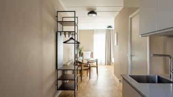 Una cocina moderna con un lavaplatos integrado y un comedor con mesa y sillas.