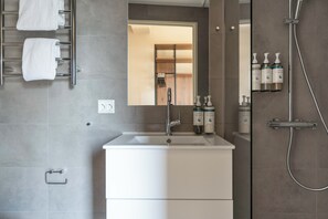 Maisonette, Balkon | Badezimmer | Dusche, Regendusche, Designer-Toilettenartikel, Haartrockner