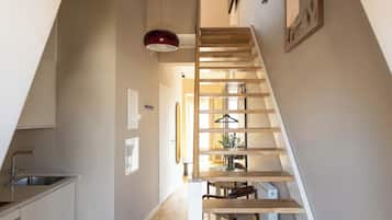 Ropa de cama de alta calidad y caja de seguridad en la habitación