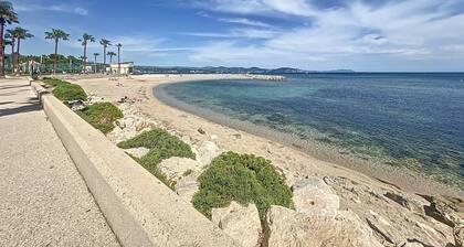 Helle Wohnung, 2 Min zum Strand, Balkon, Parkplatz, gut ausgestattet, ideal fĂŒr 4 Personen.