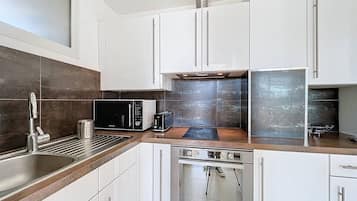 Fridge, microwave, oven, coffee/tea maker