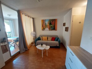TV - Cozy Studio Cabine for 4 near Beach with Terrace & Parking (Argelès-sur-Mer)