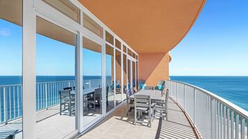 Appart'hôtel, 3 chambres | Restauration extérieure