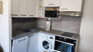 Private kitchen - Charming 2-Room Pavilion with Loft, Garden, and Parking, 500m from the Beach (Argelès-sur-Mer)