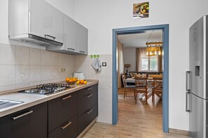 Frigorifero, microonde, forno, piano cottura