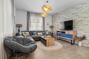 TV, ping pong - Family Retreat House Begonija with Pool and BBQ (Marici)