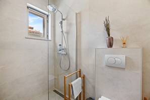 Dusche, Haartrockner, Handtücher