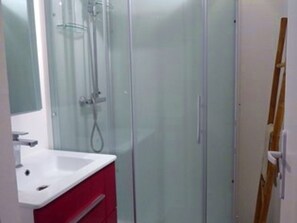 Bathroom - Studio avec Jardin, Piscine, Parking et Tennis à 500m de la Mer (Argelès-sur-Mer)