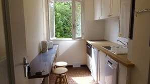 A compact kitchen with a window, a sink, a dishwasher, and a countertop. - T2 50m from beach with pool, pets allowed, private parking (Argelès-sur-Mer)