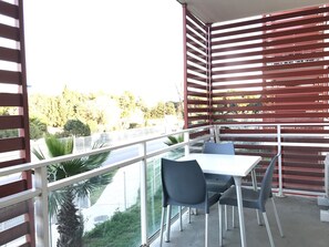 Outdoor dining - Cozy 2-Room Flat for 4 with Terrace, Pool, Parking & A/C in Argelès-sur-Mer (Argelès-sur-Mer)