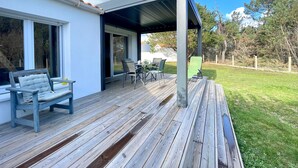 Outdoor dining - Cozy Renovated Home with Large Garden, Pergola, and WiFi - Near Beach, Sleeps 5 (Bretignolles-sur-Mer)