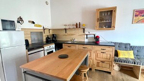 Coffee/tea maker, fridge, microwave, oven - Cozy Renovated Home with Large Garden, Pergola, and WiFi - Near Beach, Sleeps 5 (Bretignolles-sur-Mer)