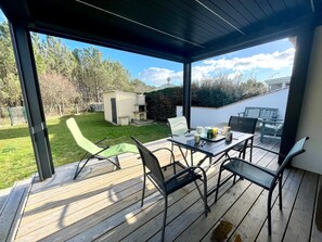 Outdoor dining - Cozy Renovated Home with Large Garden, Pergola, and WiFi - Near Beach, Sleeps 5 (Bretignolles-sur-Mer)