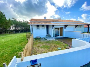 Exterior - Cozy Renovated Home with Large Garden, Pergola, and WiFi - Near Beach, Sleeps 5 (Bretignolles-sur-Mer)