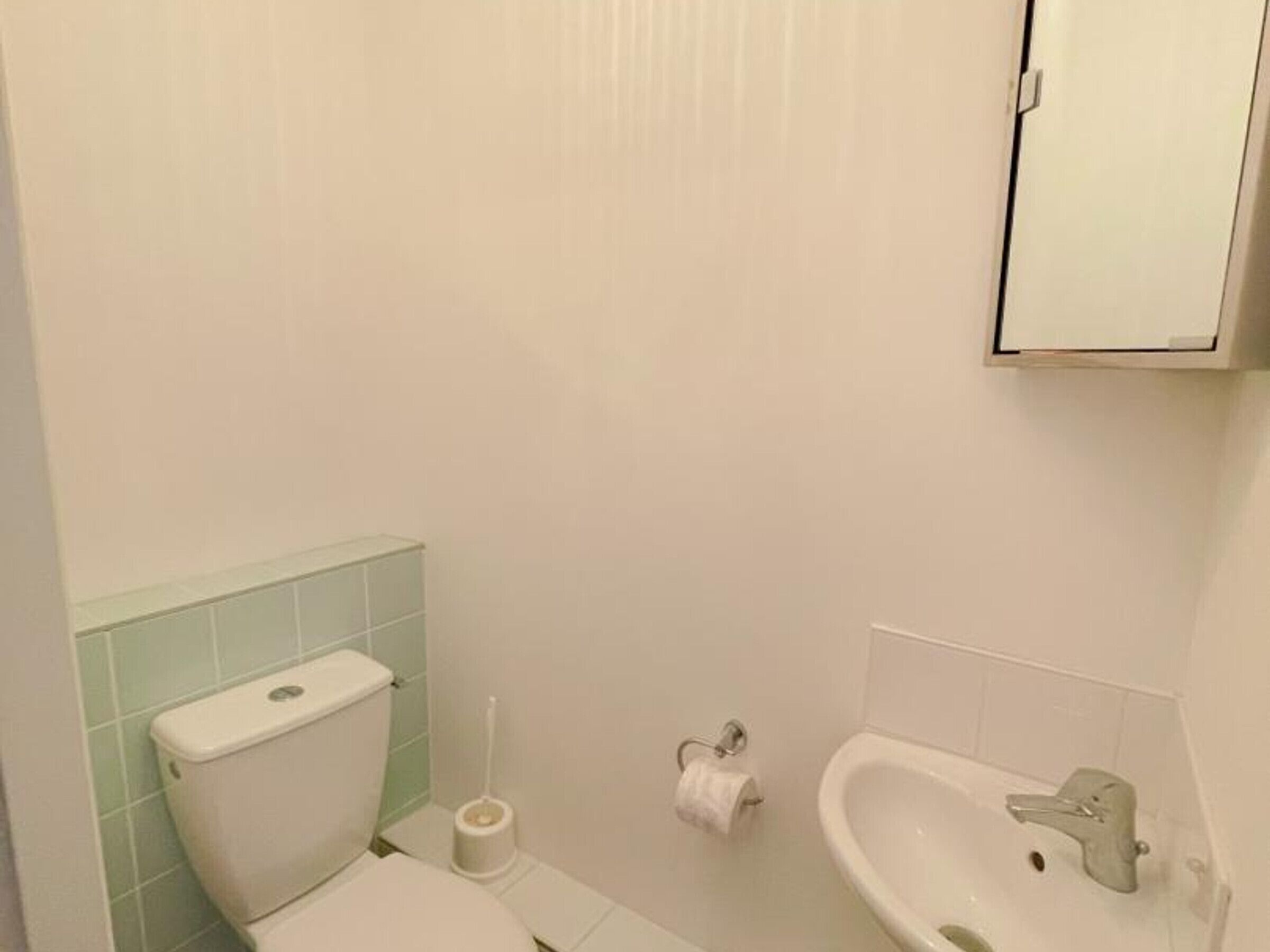 Une petite salle de bain comprenant des toilettes, un bidet et un lavabo.