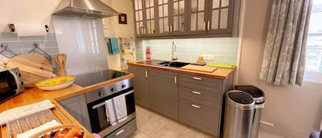 Kühlschrank, Mikrowelle, Ofen, Wasserkocher mit Kaffee-/Teezubehör