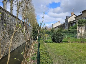 Unclassified image, 3 of 33, button