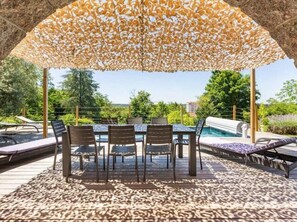 Outdoor dining - Revel in Vichy: Private Pool, Spacious 5-Bedroom Home, BBQ & Garden Retreat (Vichy)