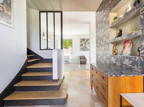 Revel in Vichy: Private Pool, Spacious 5-Bedroom Home, BBQ & Garden Retreat