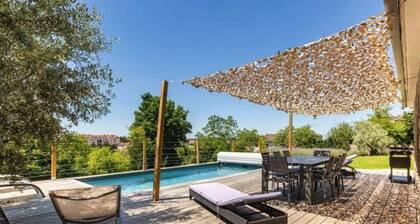 "Charming Vichy Getaway with Heated Pool, Terrace & Spacious Garden"
