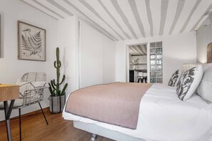 3 habitaciones, escritorio, tabla de planchar con plancha y wifi 