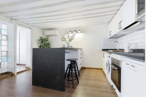 Kühlschrank, Mikrowelle, Ofen, Geschirrspüler