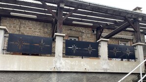 Un edificio de piedra con una escalera de metal y barandilla con diseños de estrellas.