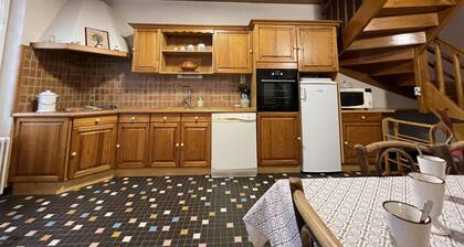 Gßte élégant avec 3 chambres, cour fermée et terrasse, proche des activités de montagne et de Vichy