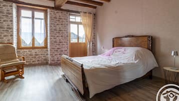 2 bedrooms, travel crib, free WiFi, bed sheets