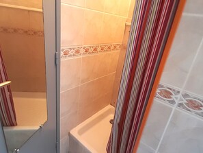 Bathroom - Air-conditioned studio with balcony and parking, Cap d'Agde (Cap d'Agde naturisme)