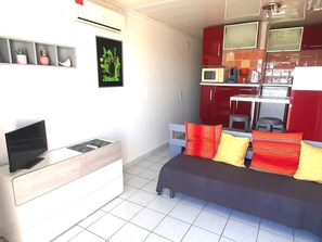 TV - Air-conditioned studio with balcony and parking, Cap d'Agde (Cap d'Agde naturisme)