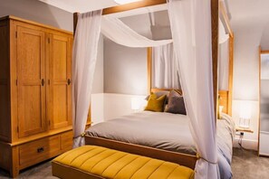 4 bedrooms, iron/ironing board, WiFi, bed sheets - The Old School House, with 8 person hot tub. (Minnigaff)