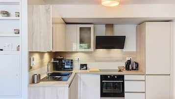 Een koelkast, een microgolfoven, een oven, een vaatwasser