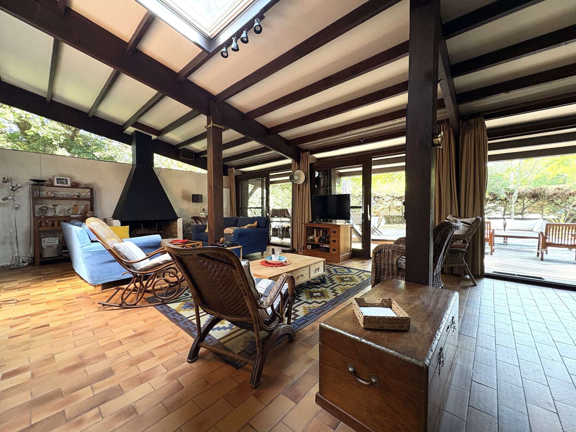 Télévision, table de tennis de table