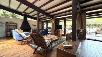 Télévision, table de tennis de table