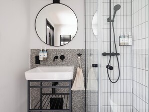 Standard Suite | Bathroom | Shower, designer toiletries, hair dryer, towels - Numa | Munich Obersendling (Munich)