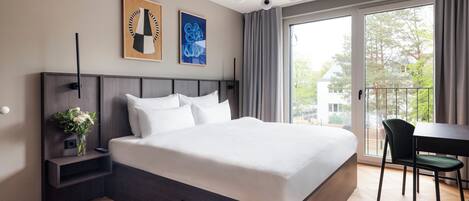 Premium bedding, in-room safe, laptop workspace, free cribs/infant beds