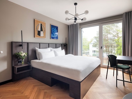 Deluxe-Suite | Hochwertige Bettwaren, Zimmersafe, laptopgeeigneter Arbeitsplatz. Numa | Munich Obersendling