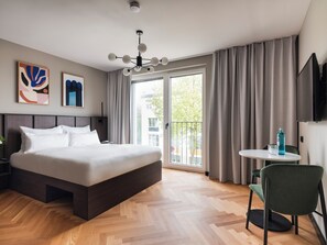 Standard Suite | Premium bedding, in-room safe, laptop workspace, free cribs/infant beds - Numa | Munich Obersendling (Munich)