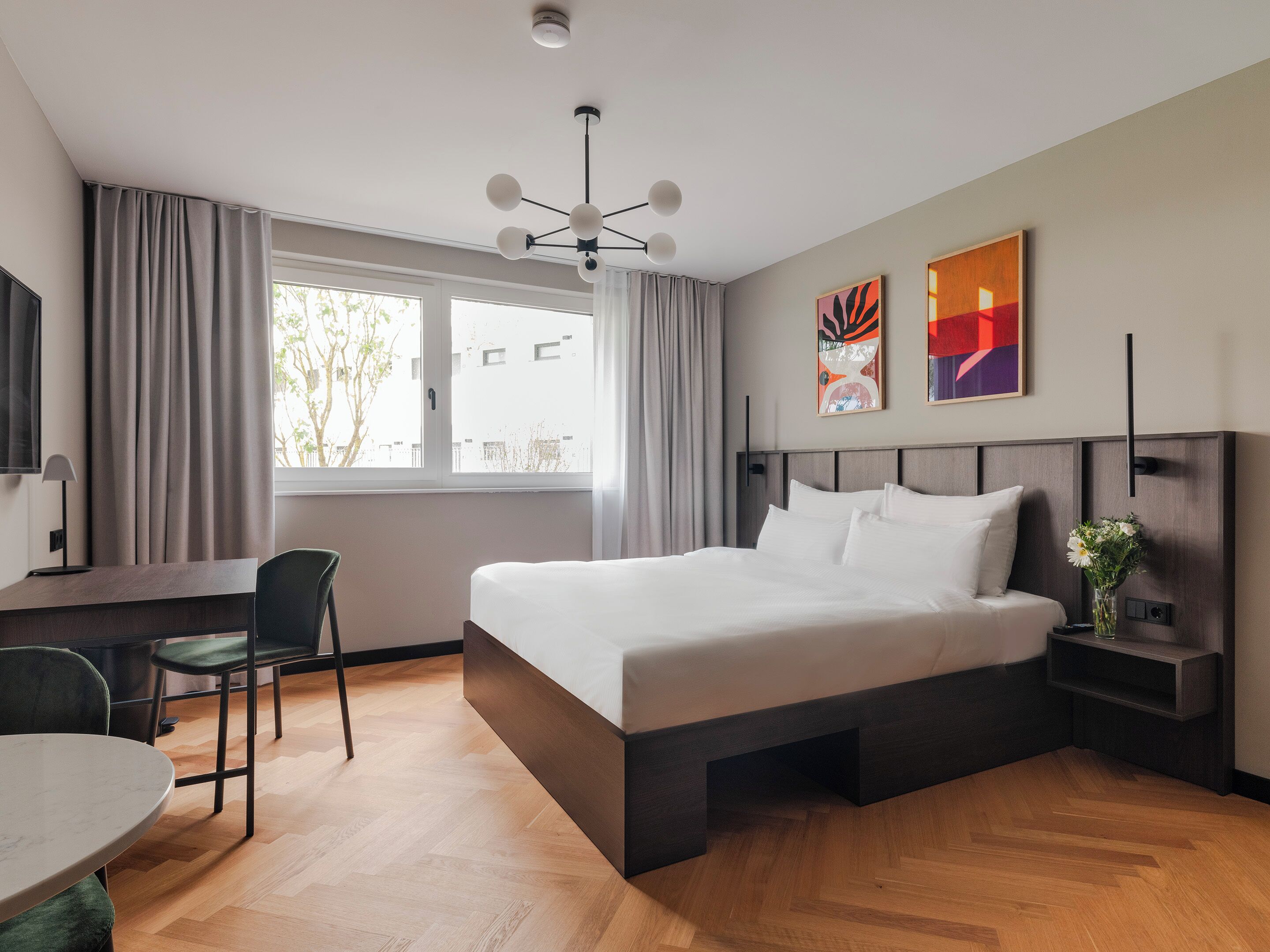 Deluxe Suite | Premium bedding, in-room safe, laptop workspace, free cribs/infant beds