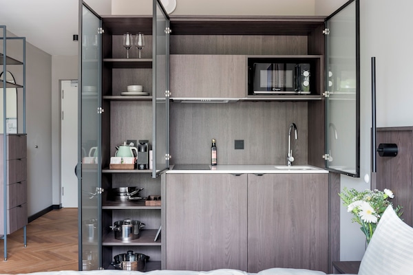 Deluxe Suite | Private kitchen | Coffee/tea maker, electric kettle