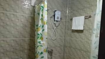 Un bagno con doccia, WC e porta asciugamani.