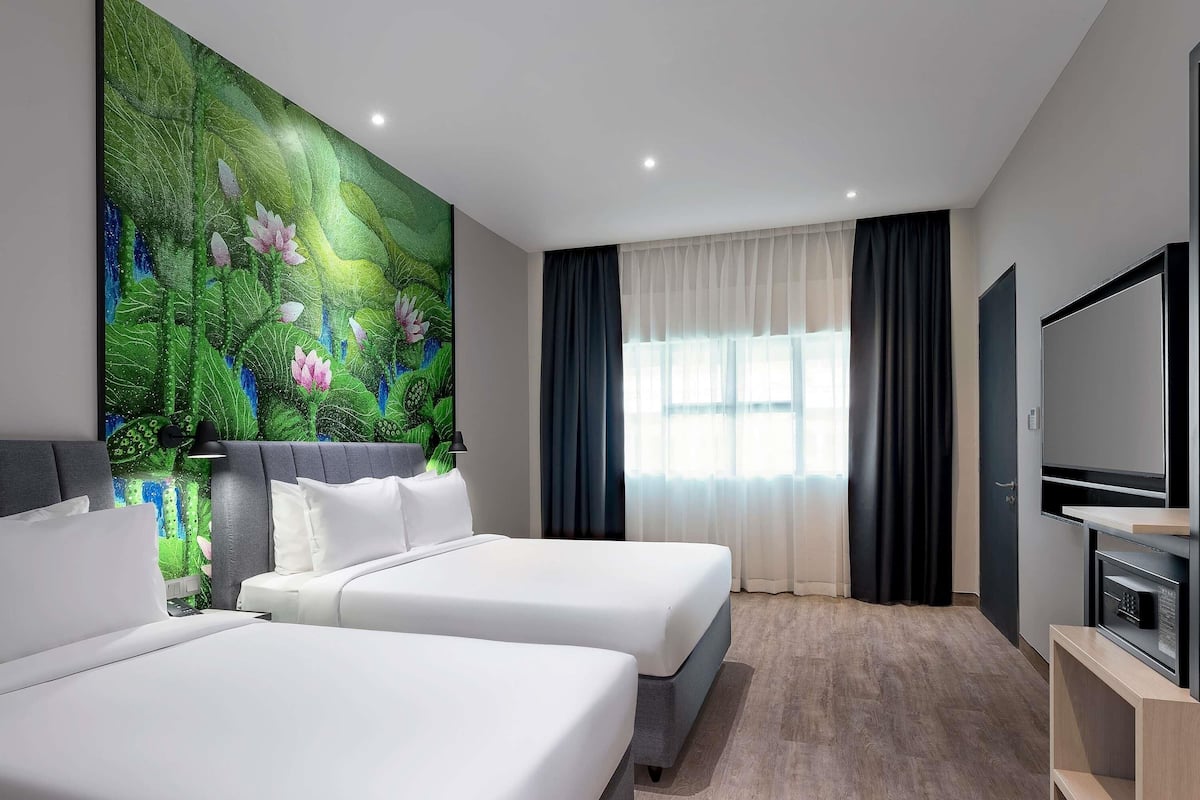 Familierom (1 Queen Bed and 1 Single Bed) | Minibar, safe på rommet, skrivebord og blendingsgardiner