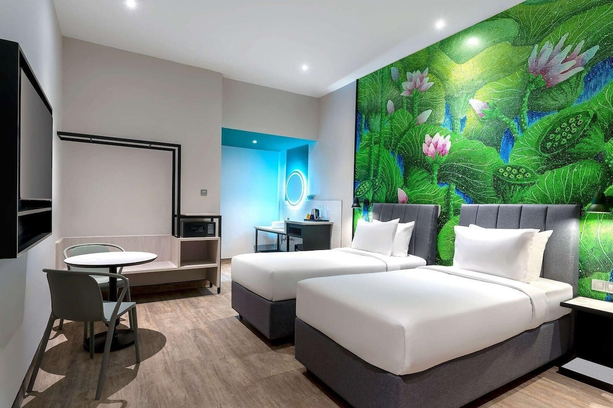 Minibar, caja de seguridad en la habitación y decoración personalizada