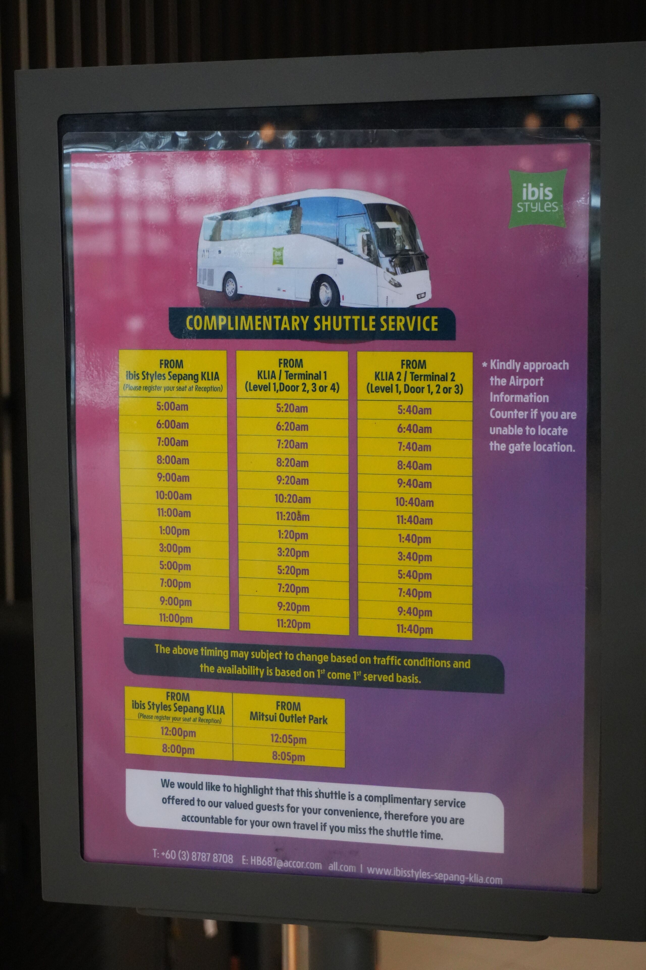 Horario de servicio de transporte con una furgoneta blanca sobre fondo rosa.